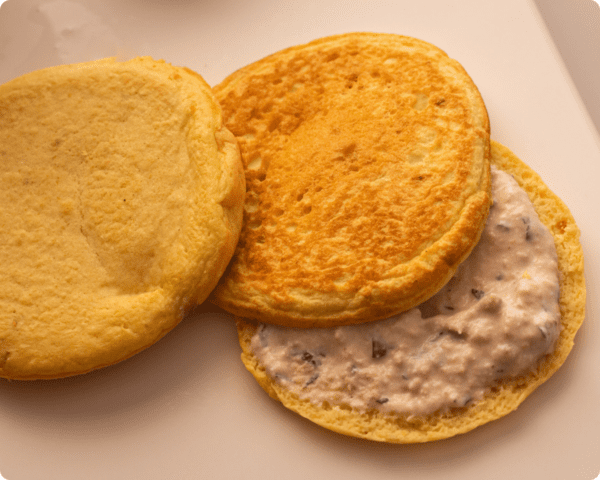 pão de grão de bico semi aberto, recheado com patê saudável