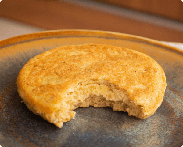 pão de grão de bico com uma mordida