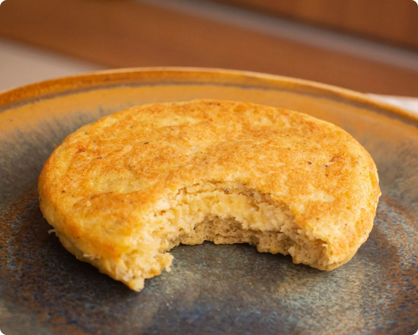 pão de grão de bico com uma mordida